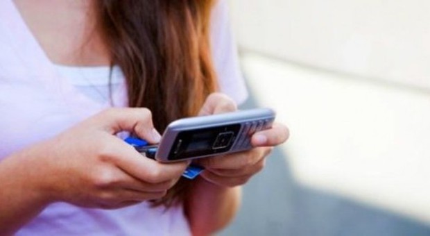 Cellulare vietato a scuola sotto i 16 anni? La ricerca: "Crea troppe distrazioni"