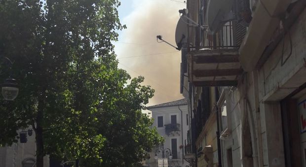 Rieti, incendio a ridosso del centro abitato di Poggio Mirteto, una casa distrutta dal fuoco, tante altre invase dal fumo: è il caos
