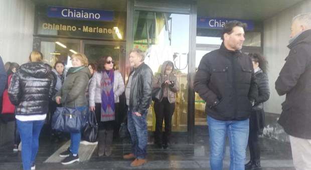 Napoli, ancora uno stop alla metro linea 1 di Chiaiano: rabbia tra i pendolari. Servizio riprende alle 13.30
