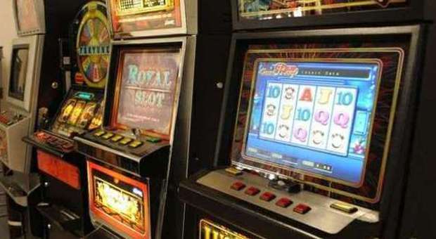 Slot machine in un bar (archivio)