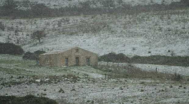 Neve al Sud, anche in Sicilia: imbiancati i monti a Palermo, scuole chiuse in due province