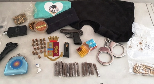 Napoli: pistola, cartucce e droga nascoste nel vano ascensore