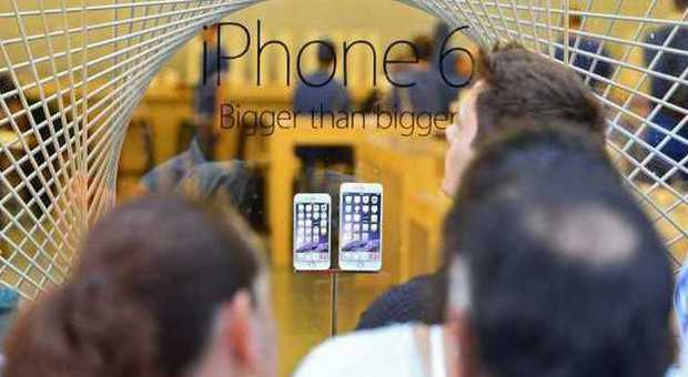 L'iPhone 6 è in vendita, gli analisti: «10 milioni di melafonini nel primo fine settimana»