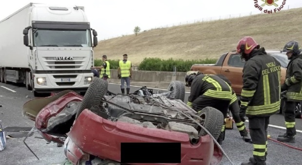 Incidente sull'A1 a Guidonia, auto contro camion: morti marito e moglie. Disagi in direzione Napoli