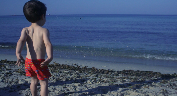 Panico in vacanza: bambino di 5 anni si allontana in spiaggia