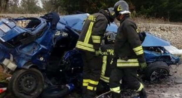Frontale tra due auto sulla Taranto - Bari: morti in quattro