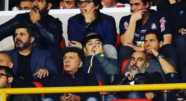 L'ultima follia di Maradona: perde la finale ed è rissa con i tifosi