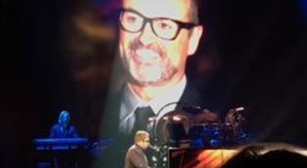 Elton John piange cantando per George Michael