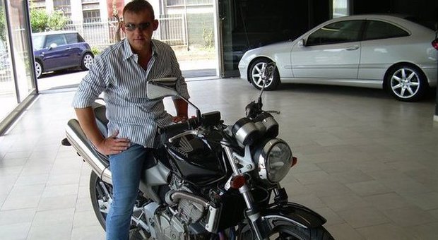 Giorgio muore alla guida della sua moto dopo uno scontro con una Multipla