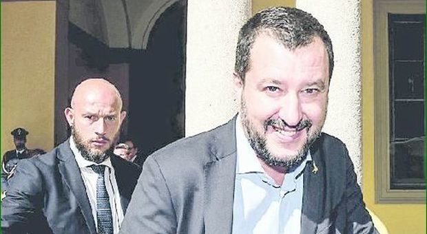 Salvini torna a Napoli: «Più agenti e telecamere per battere la camorra»