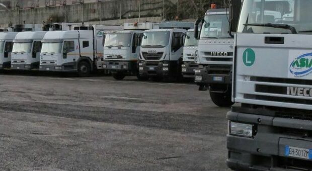 Emergenza rifiuti al Rione Traiano, Asia Napoli: «Pronti a fare la nostra parte»