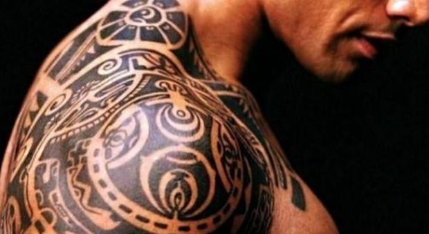 Tatuaggi pericolosi: «Metalli nell'inchiostro», ecco cosa rischia la nostra pelle