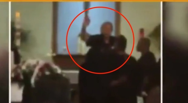Si rompe un calice, prete impazzito caccia via tutti: «Niente funerali, via dalla mia chiesa» Video
