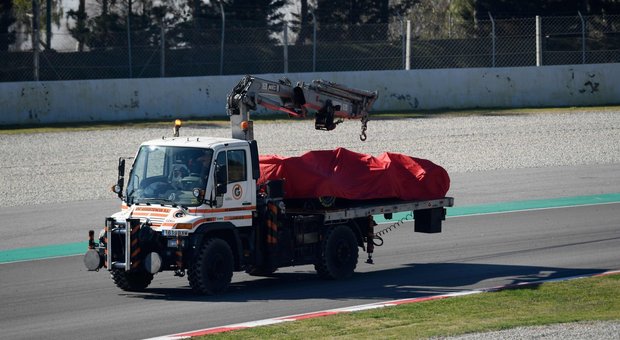 Montmelò, Vettel esce di pista per un problema meccanico: illeso