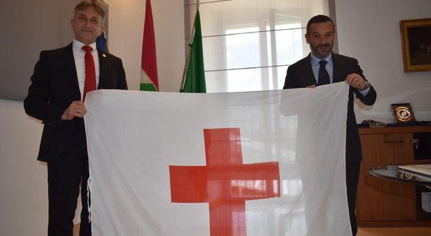 Il presidente della Croce rossa dona la bandiera a Lorenzo Sospiri