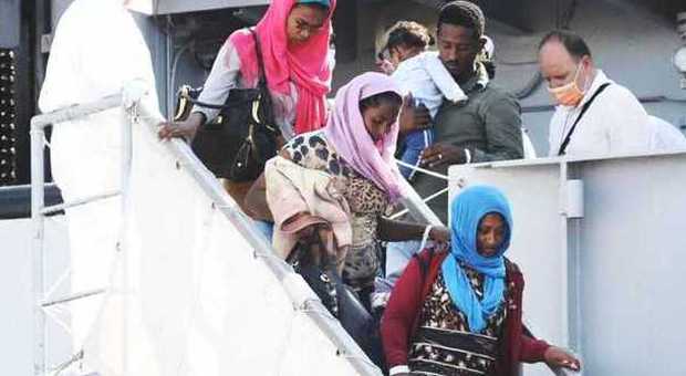 Migranti, ancora una strage in mare Barcone si rovescia: almeno 10 morti
