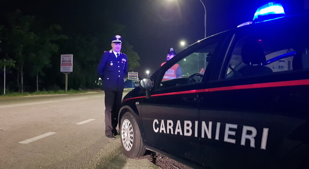 Fermo, lite a colpi di coltello e mattone: i carabinieri sventano la tragedia