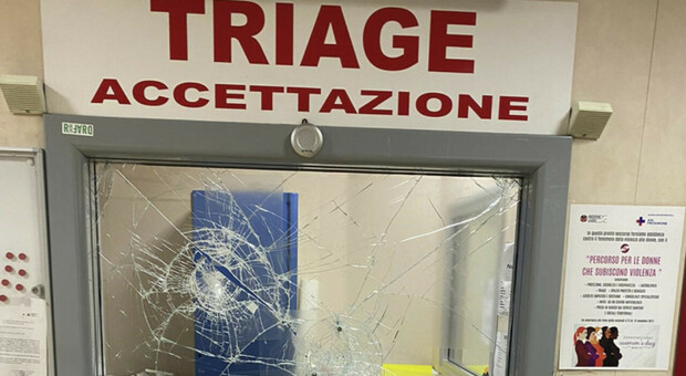 https://statics.cedscdn.it/photos/MED/80/60/8368060_21172252_aggressione_ospedale_avellino.jpg