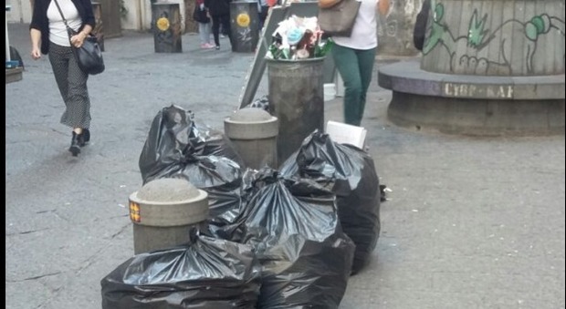 «I sacchi neri dei rifiuti ammassati questa mattina ai Decumani»