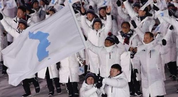 Via ai Giochi a Peyongchang: le due Coree sfilano insieme