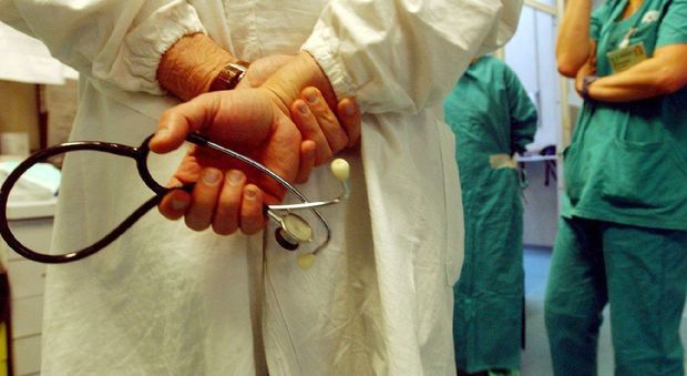 «Visite a pagamento ma nell’orario di servizio» Inchiesta Asl su 38 medici