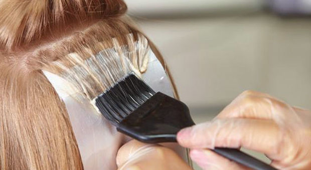 Tinte per capelli e cosmetici a rischio: «Senza ammoniaca? Peggio degli altri»