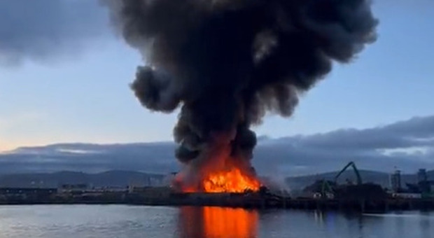Enorme incendio al porto di Belfast: in fiamme un deposito di metalli, fumo visibile in tutta la città