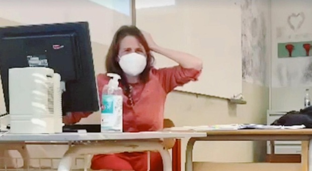 Un frammento del video girato da uno studente mentre la docente viene colpita da una scarica di pallini di gomma sparati in classe all'Itis Viola