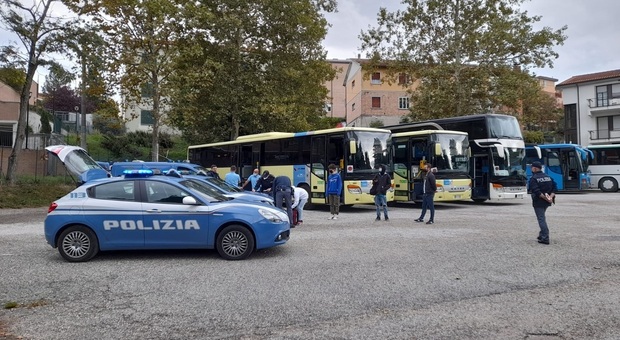Amarezza per 35 studenti veneti pronti per una gita a Urbino: un sasso colpisce e danneggia il pullman