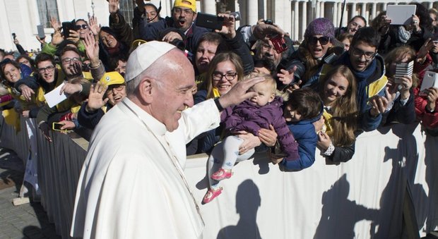 Il Papa contro le ingiustizie sociali: «Ricchi anestetizzati, non si accorgono più dei poveri»