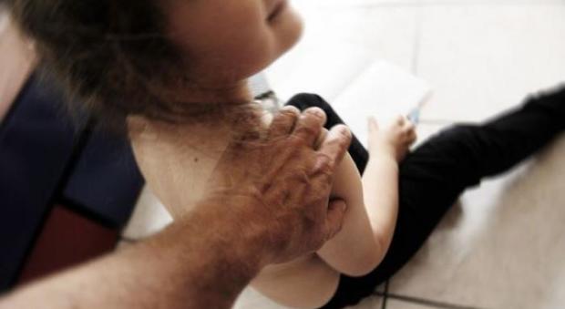 "La piccola ha male alla pancia", dal medico la scoperta choc: la bimba disabile violentata dal parente romeno 38enne