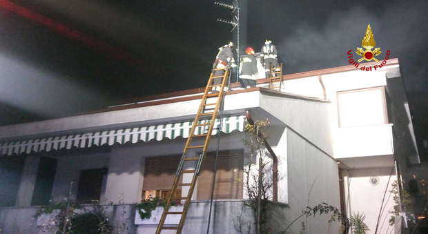 Incendio alla canna fumaria, casa invasa dal fumo e famiglia evacuata