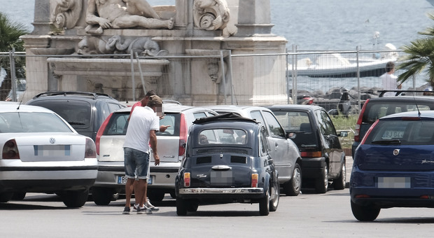 Napoli, maxi offensiva contro i parcheggiatori abusivi: 29 multe tra Chiaia e Mergellina