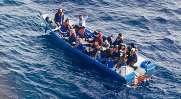 Migranti, si teme ondata di esuli libici: duello Salvini-Conte sui porti
