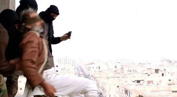 Isis, nuova esecuzione di un gay: lanciato nel vuoto e poi lapidato in strada