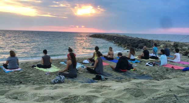 A San Cataldo 108 saluti al sole per la giornata dello yoga