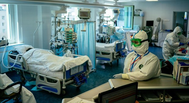 Coronavirus Russia, 3 medici cadono da una finestra di ospedale: avevano criticato la gestione dell'epidemia