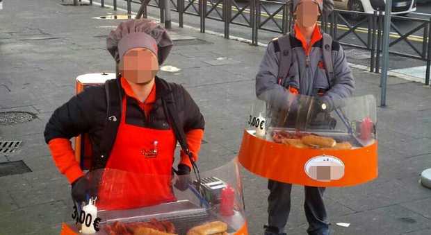 Roma, cucina a gas sulle spalle, ecco i venditori ambulanti di hot dog, ma scatta la denuncia