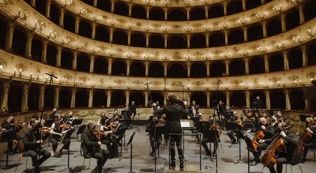 Alessandro Bonato dirige l'Orchestra Filarmonica Marchigiana