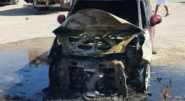 Lido Marini, un'auto distrutta dalle fiamme. Due danneggiate