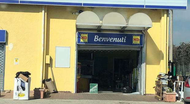 Benevento, furgone usato come «ariete» per rubare nel discount