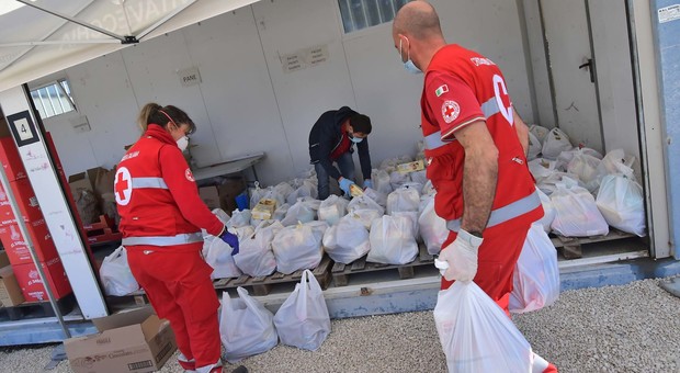 La Croce Rossa carica i pacchi alimentari da consegnare alle famiglie indigenti (Foto Luciano Giobbi)