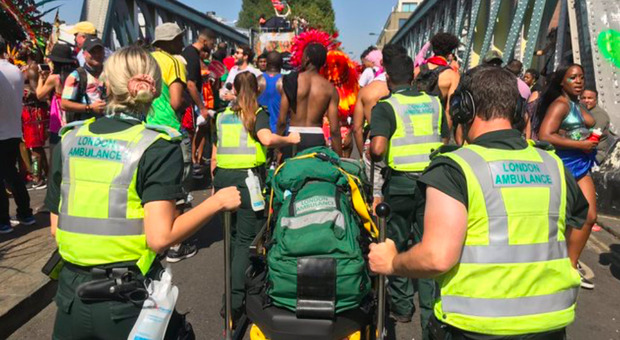 Carnevale di Notting Hill: ragazzo di 21 anni ucciso in mezzo alla folla. La polizia di Londra cerca testimoni