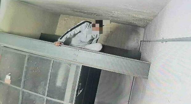 Roma, all'Esquilino uomo si intrufola in un condominio e dorme sopra l'ascensore. «Ha spostato le telecamere per non farsi vedere»