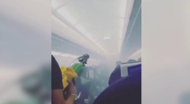 Denso fumo in cabina durante il volo: panico a bordo, atterraggio d'emergenza