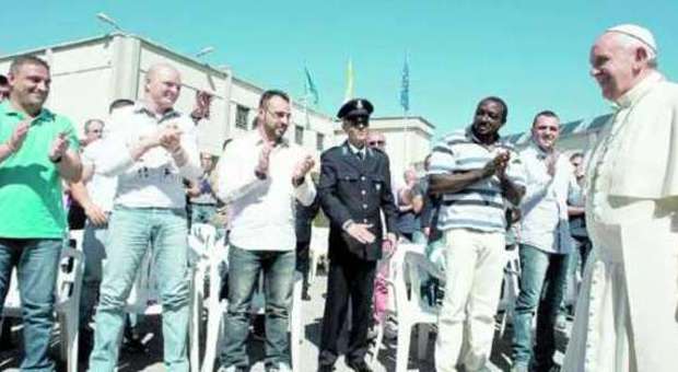Papa Francesco con detenuti e agenti della casa circondariale di Castrovillari
