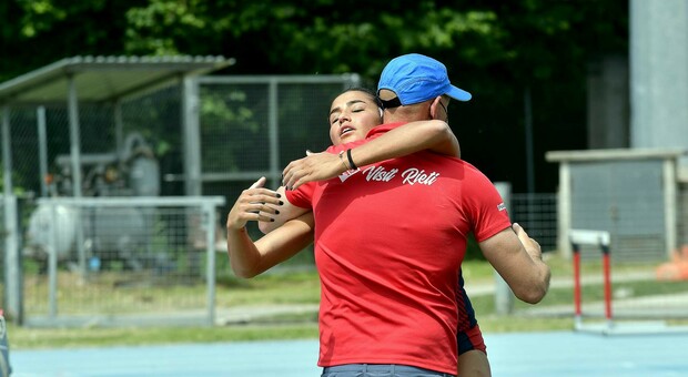 L'abbraccio fra Roberta Bruni e l'allenatore Riccardo Balloni (foto Meloccaro)