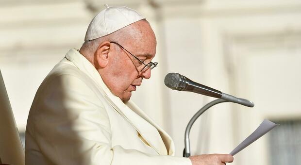 Il Papa «è di nuovo influenzato» ma in Vaticano assicurano che non è il raffreddore di Breznev. Ecco come sta veramente