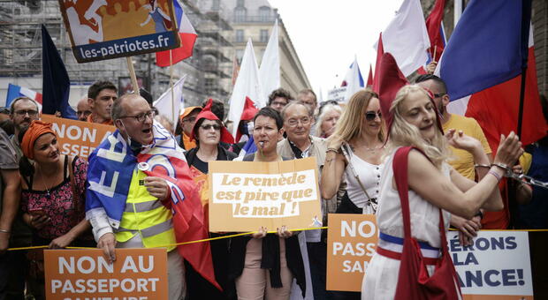Francia, rivolta contro il Green pass obbligatorio: 114mila in piazza