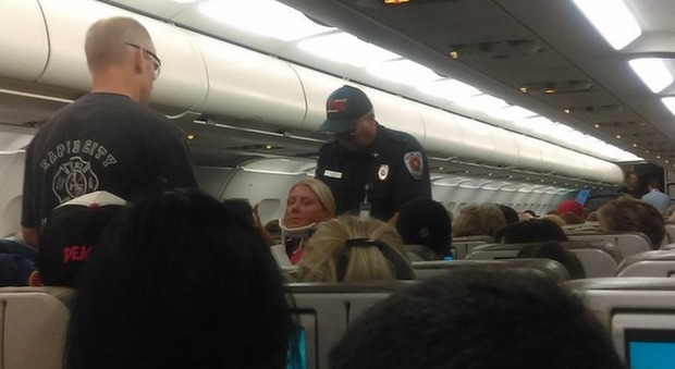 Violente turbolenze sul volo Boston-Sacramento: 24 feriti